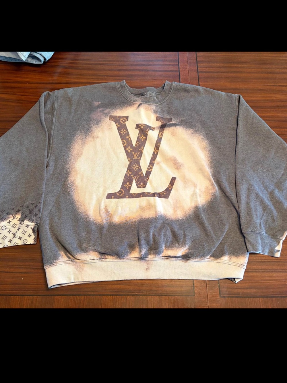 Source Unknown Gray and Cream Crewneck Sweatshirt with Large Logo Motif